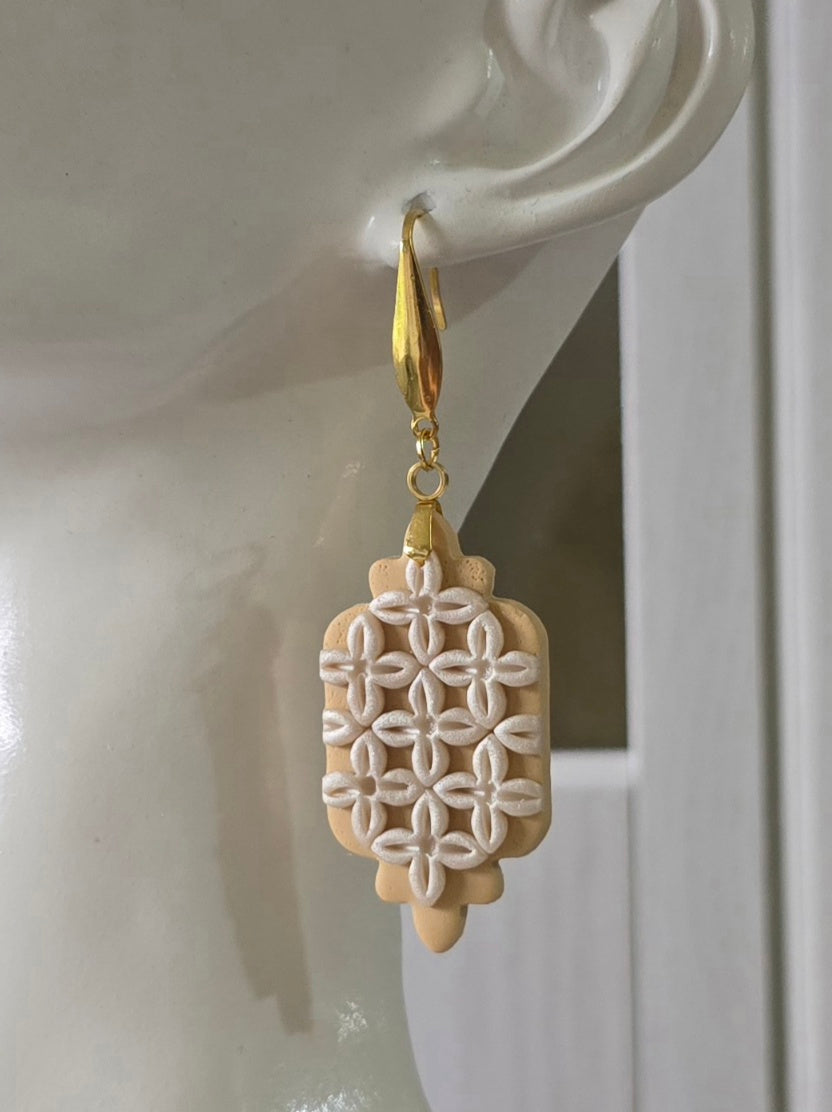 Calado Earrings - mother of pearl on ecru