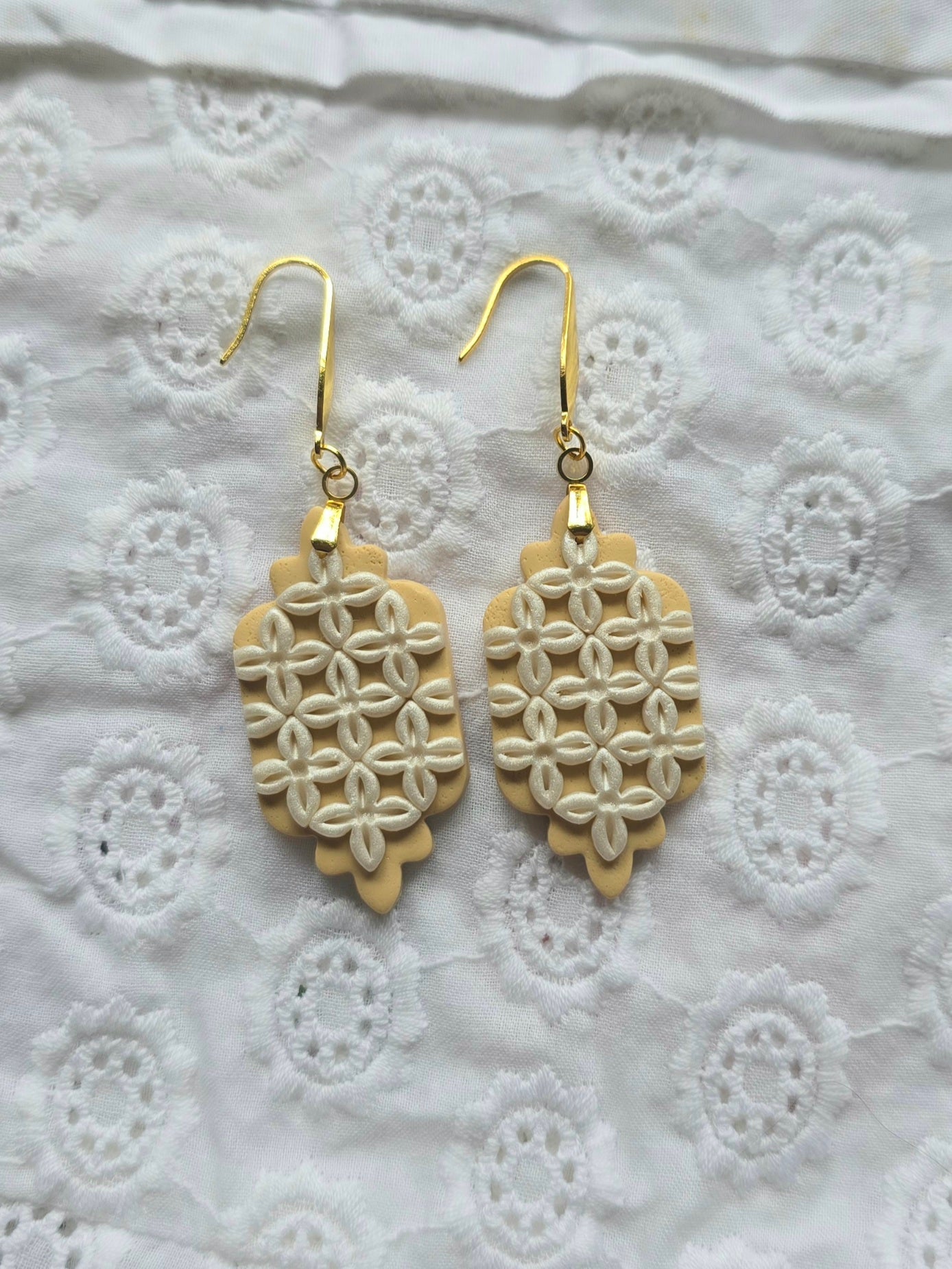 Calado Earrings - mother of pearl on ecru