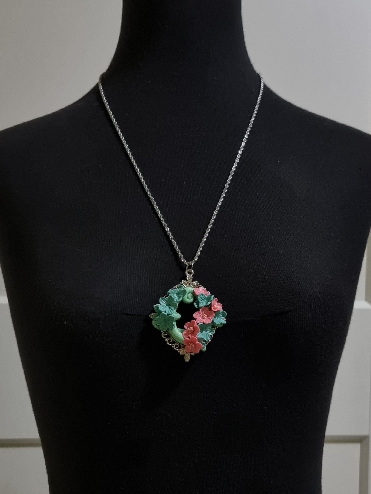 Viridescent Hollow necklace