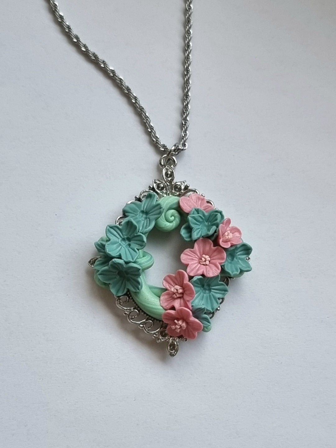 Viridescent Hollow necklace