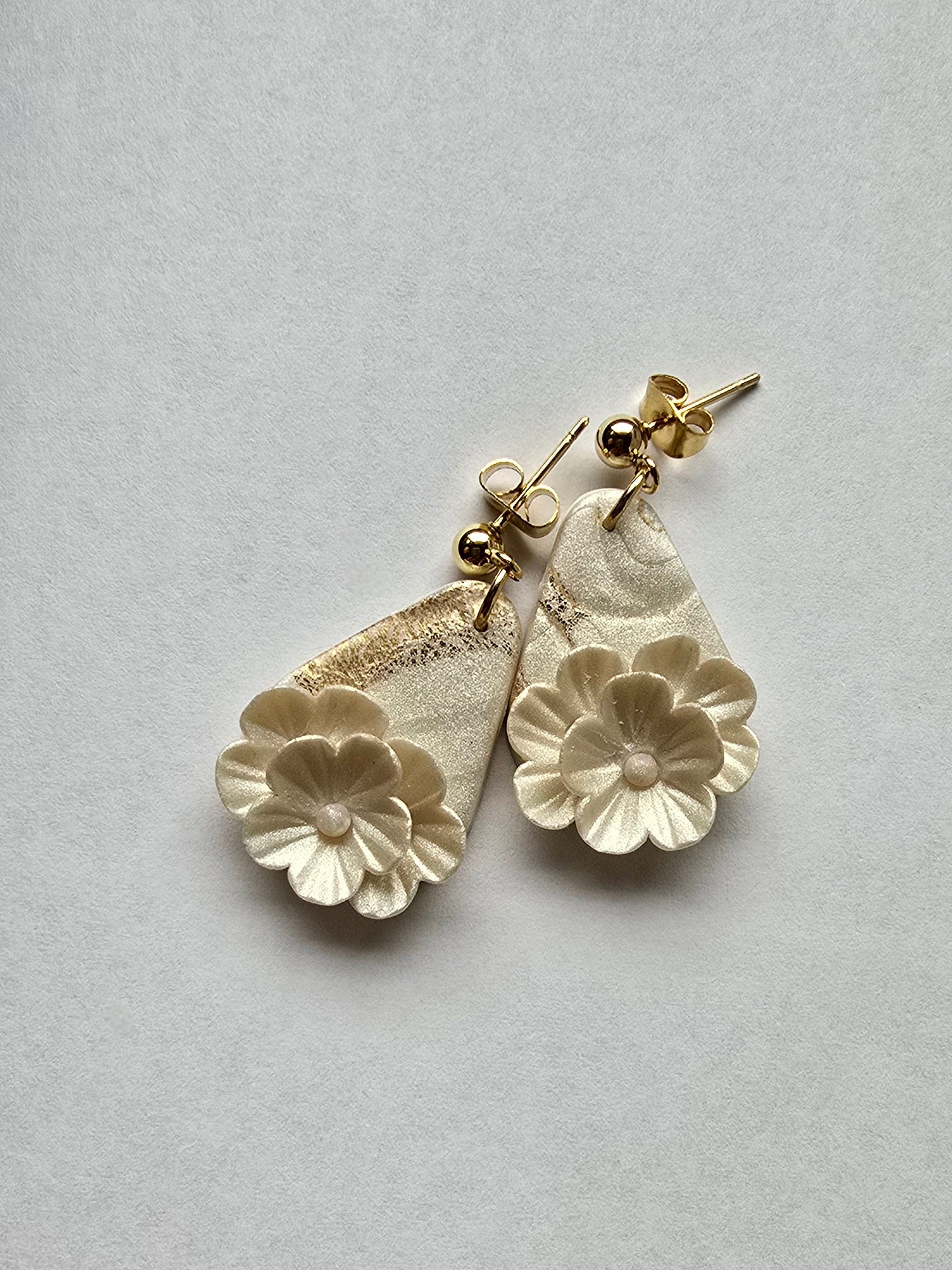 Whimsydew dangling earrings - Mother of Pearl