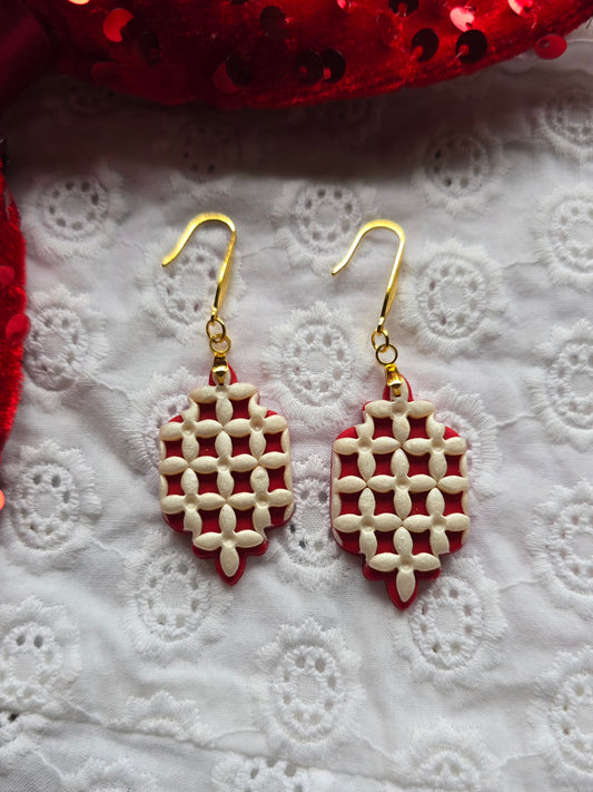 Calado Earrings - mother of pearl on Christmas red