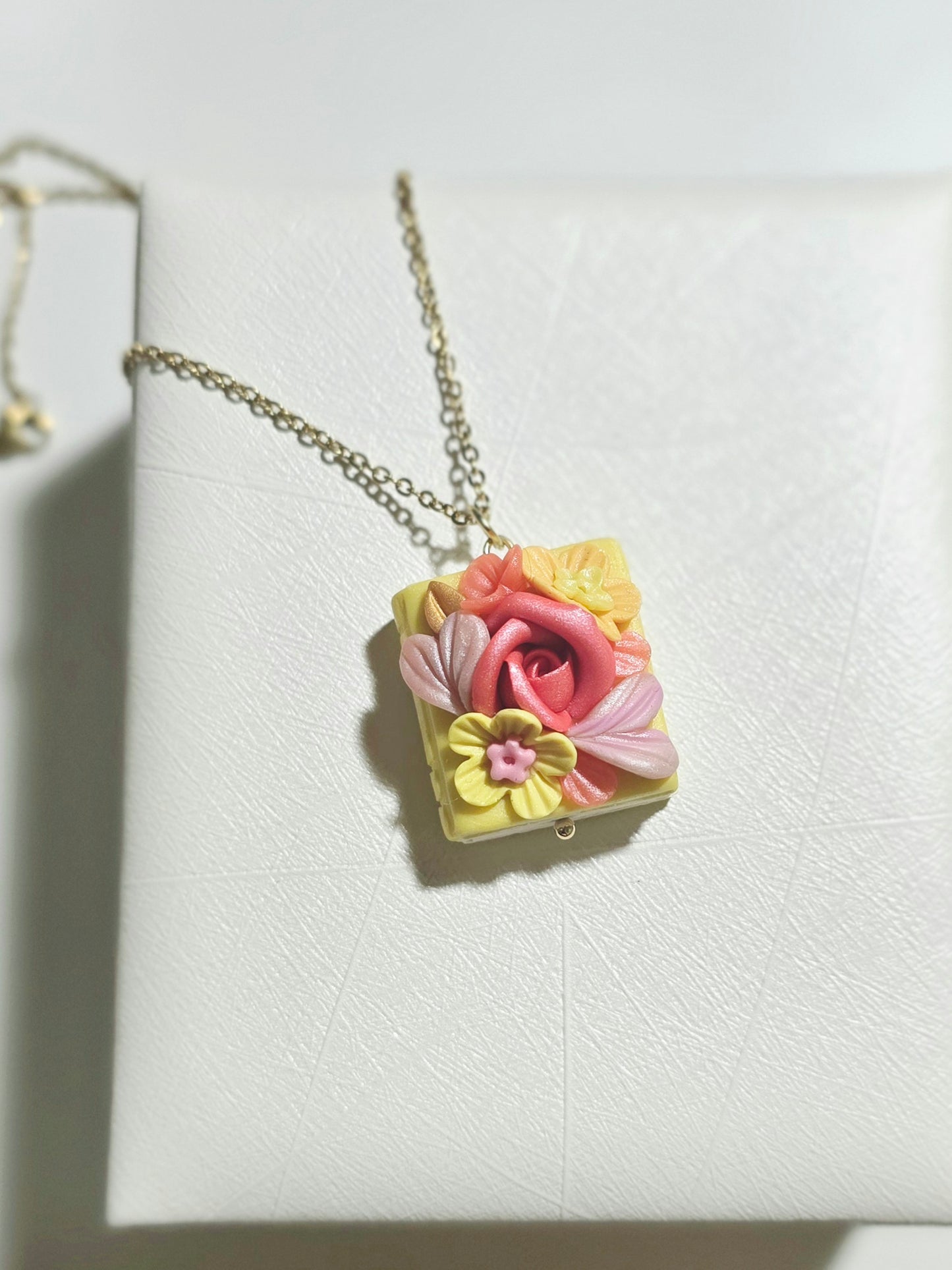 Bibliophile necklace - Yellow